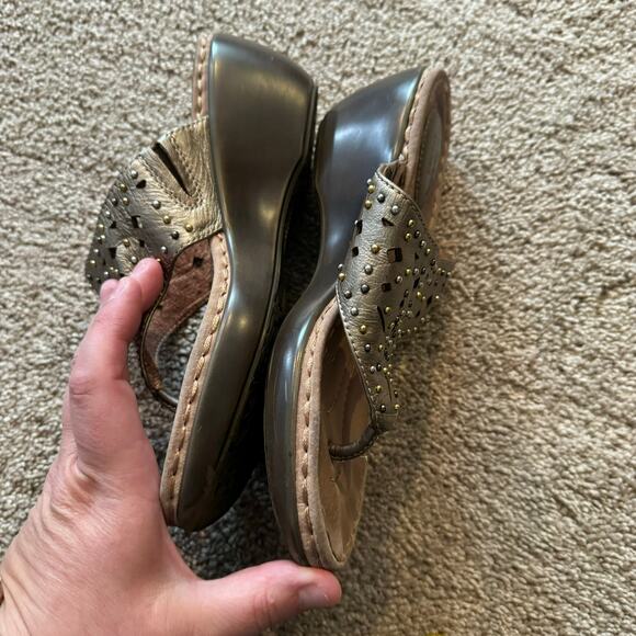 Clarks Artisan Gold Embellished Thong Sandals w/ Short Heel Size 7 Leather - Picture 6 of 12